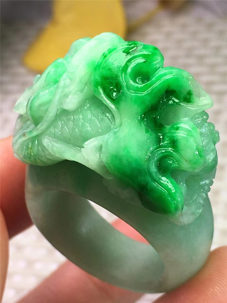 缅甸冰阳绿龙戒指翡翠货冰润色天然翡翠毛货男款颈饰