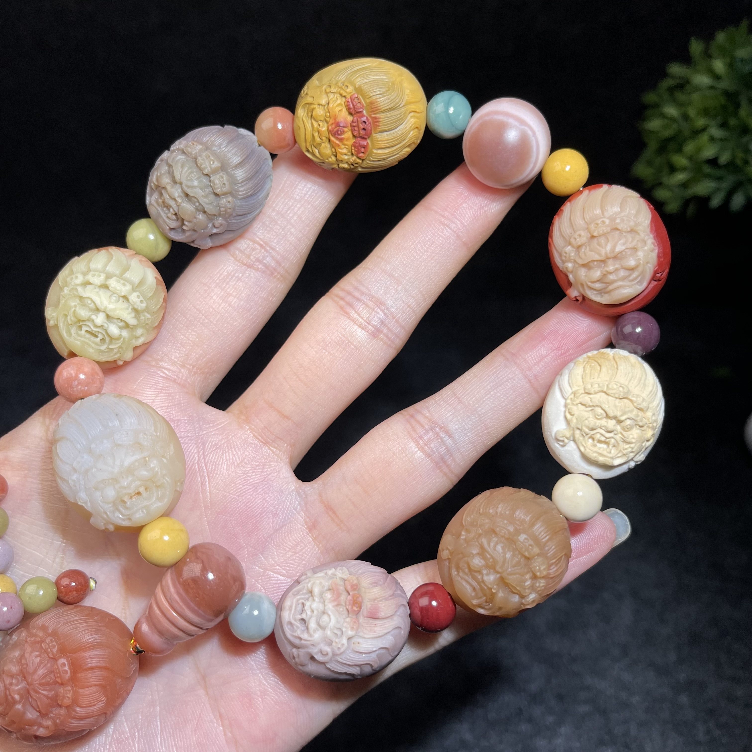 手持阿拉善玛瑙彩玉珠串大黑黑天手工俏色雕刻手链