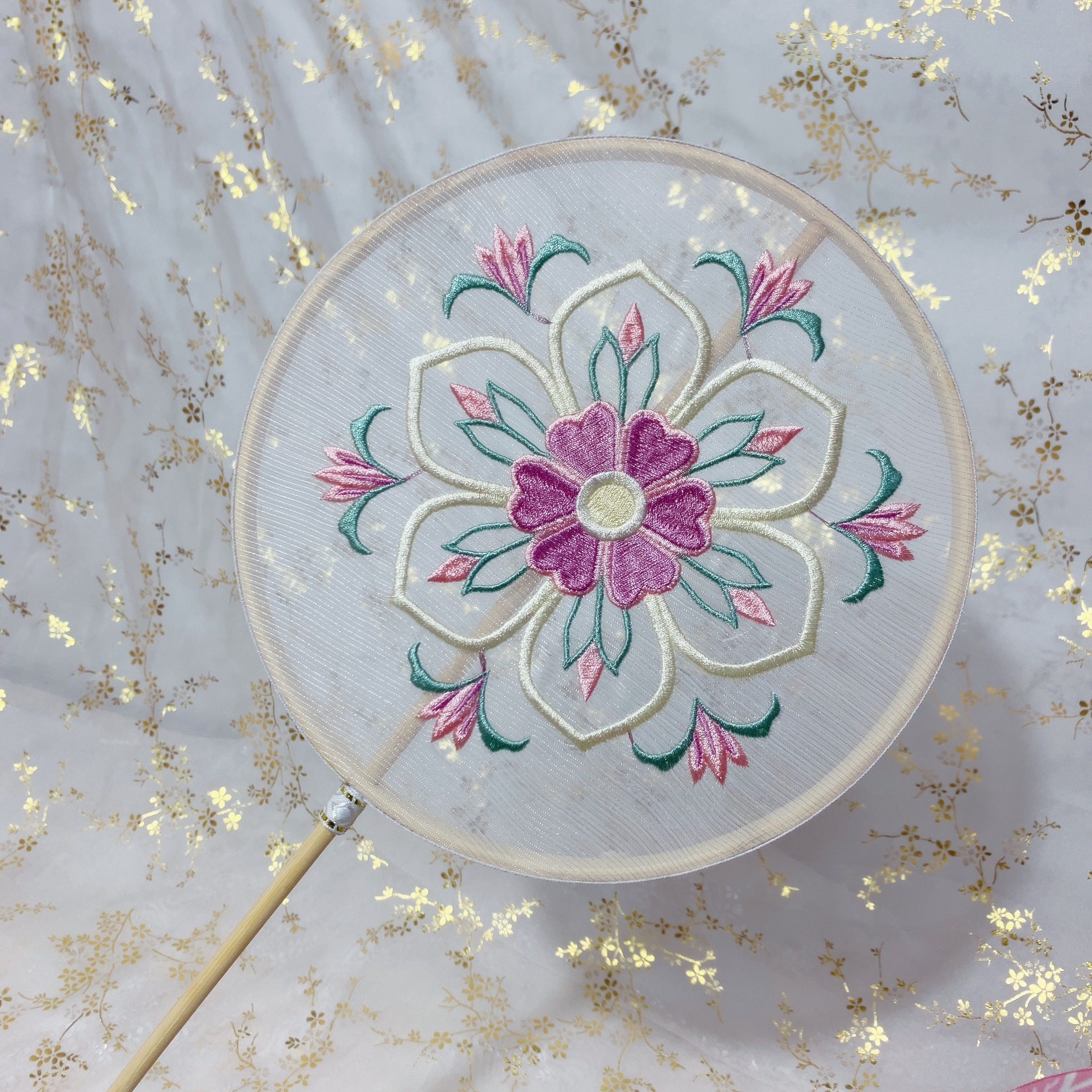 古风长柄团扇汉服刺绣新娘手捧扇流苏圆扇烫金工艺扇