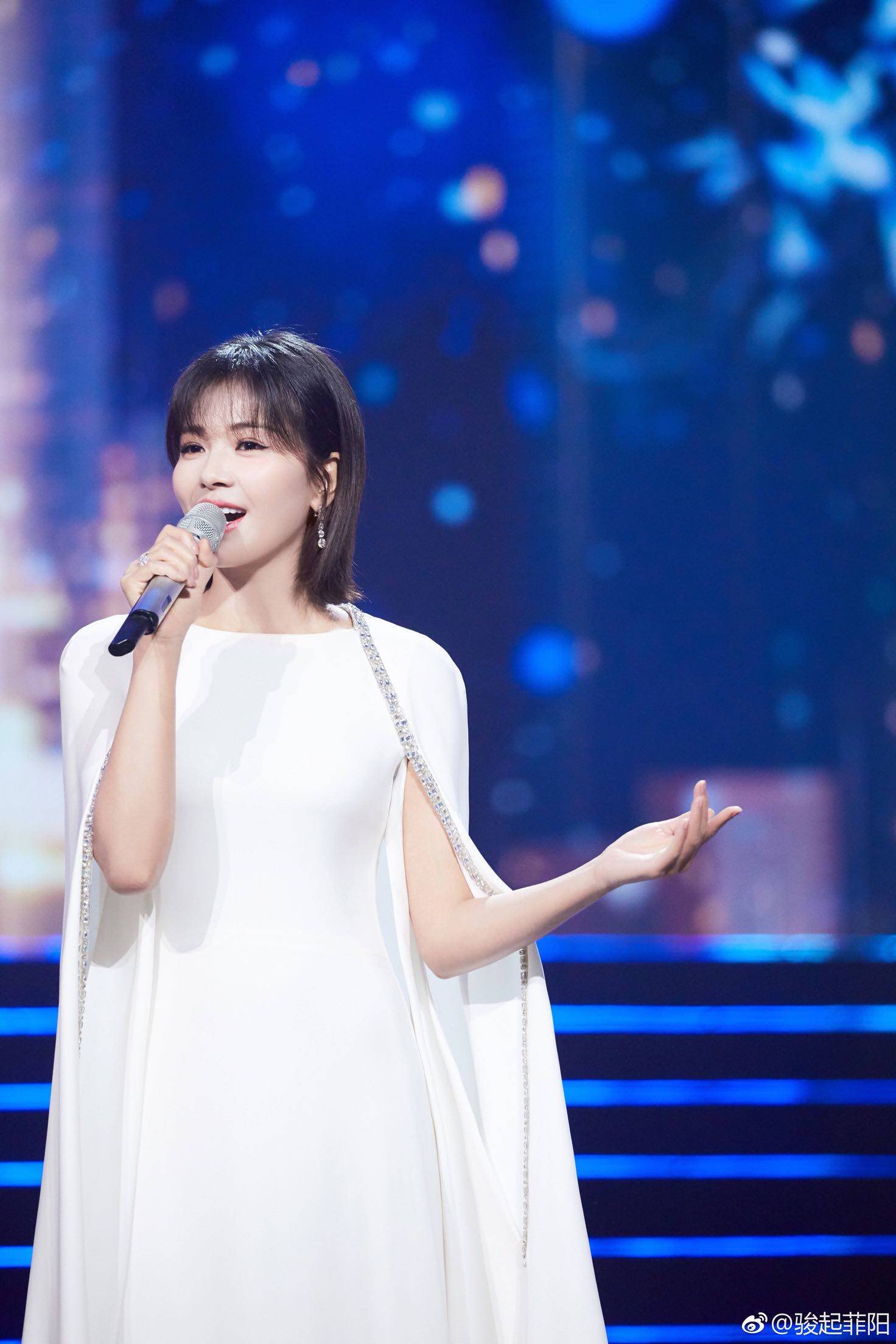 2020新款白色披风风斗晚礼服明星刘涛舞台演出服礼服