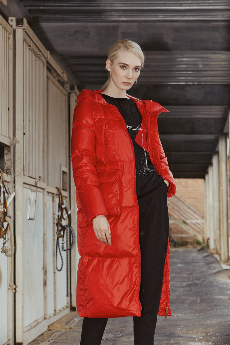 xinsilu新思路女装专柜冬装时尚休闲连帽红色简约中长羽绒服