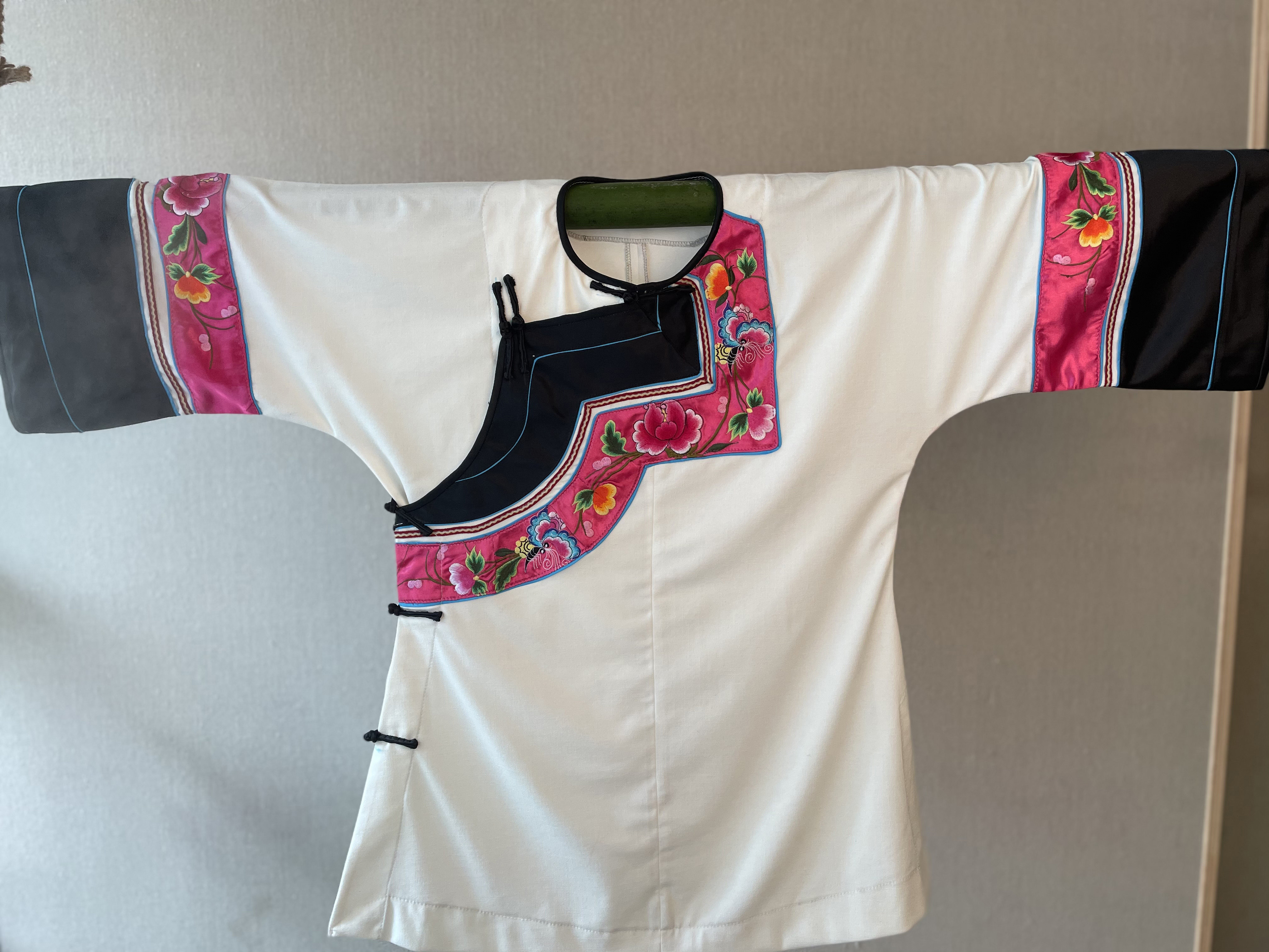 定制湘西民族服装苗族刺绣剪裁盘扣斜襟上衣宽松民族服装