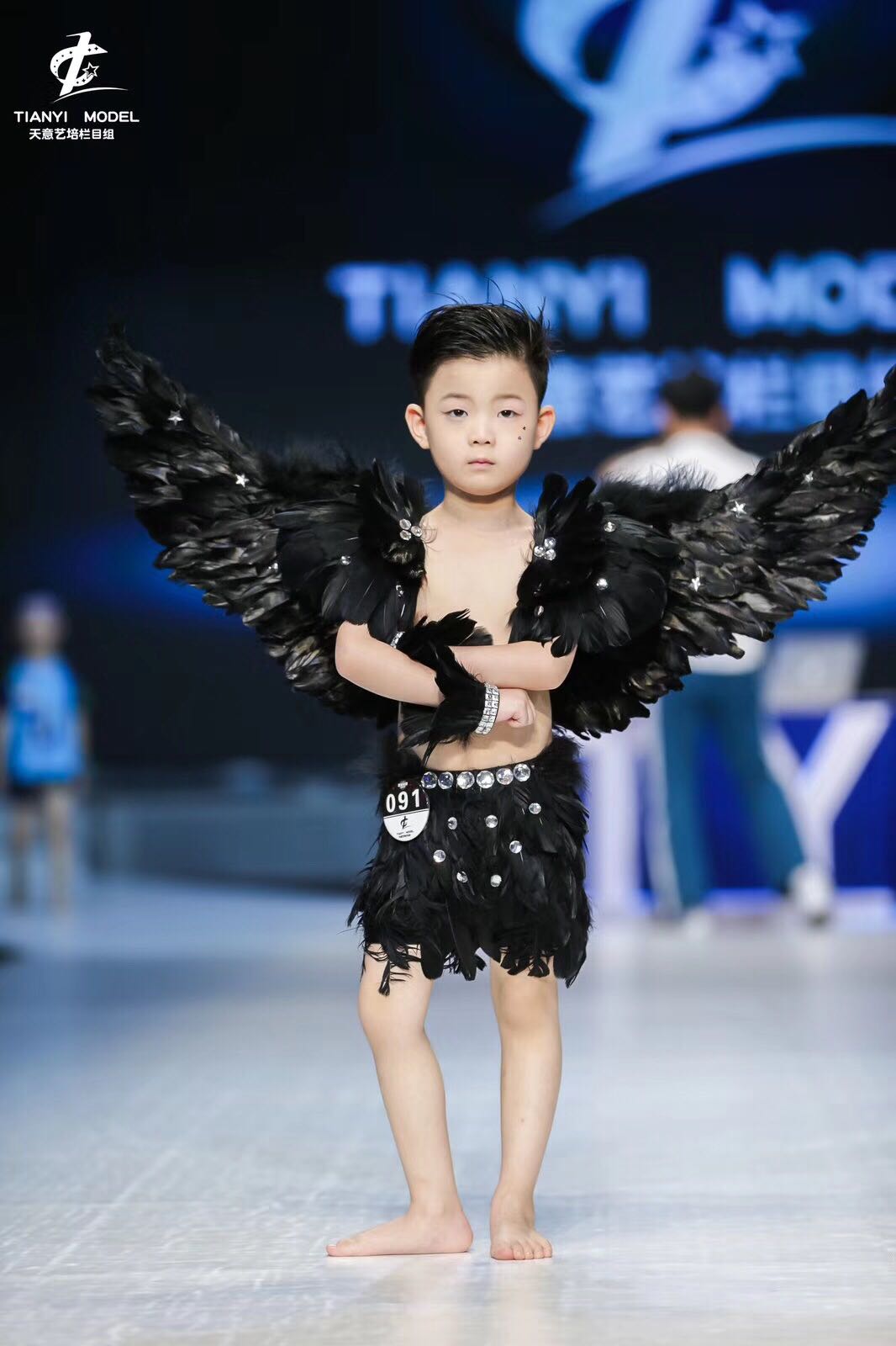 维密男童泳装走秀大气创意羽毛男孩子少儿模特泳衣裤