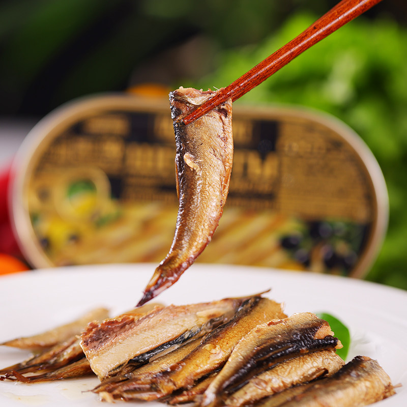 俄罗斯进口鲱鱼罐头开罐即食橄榄油浸整条无头鱼肉鱼类罐头