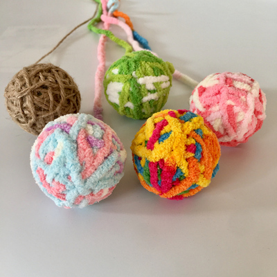 玩具毛线彩虹编织球带尾巴逗猫宠物玩具毛线团线团内含响珠发声橡胶球