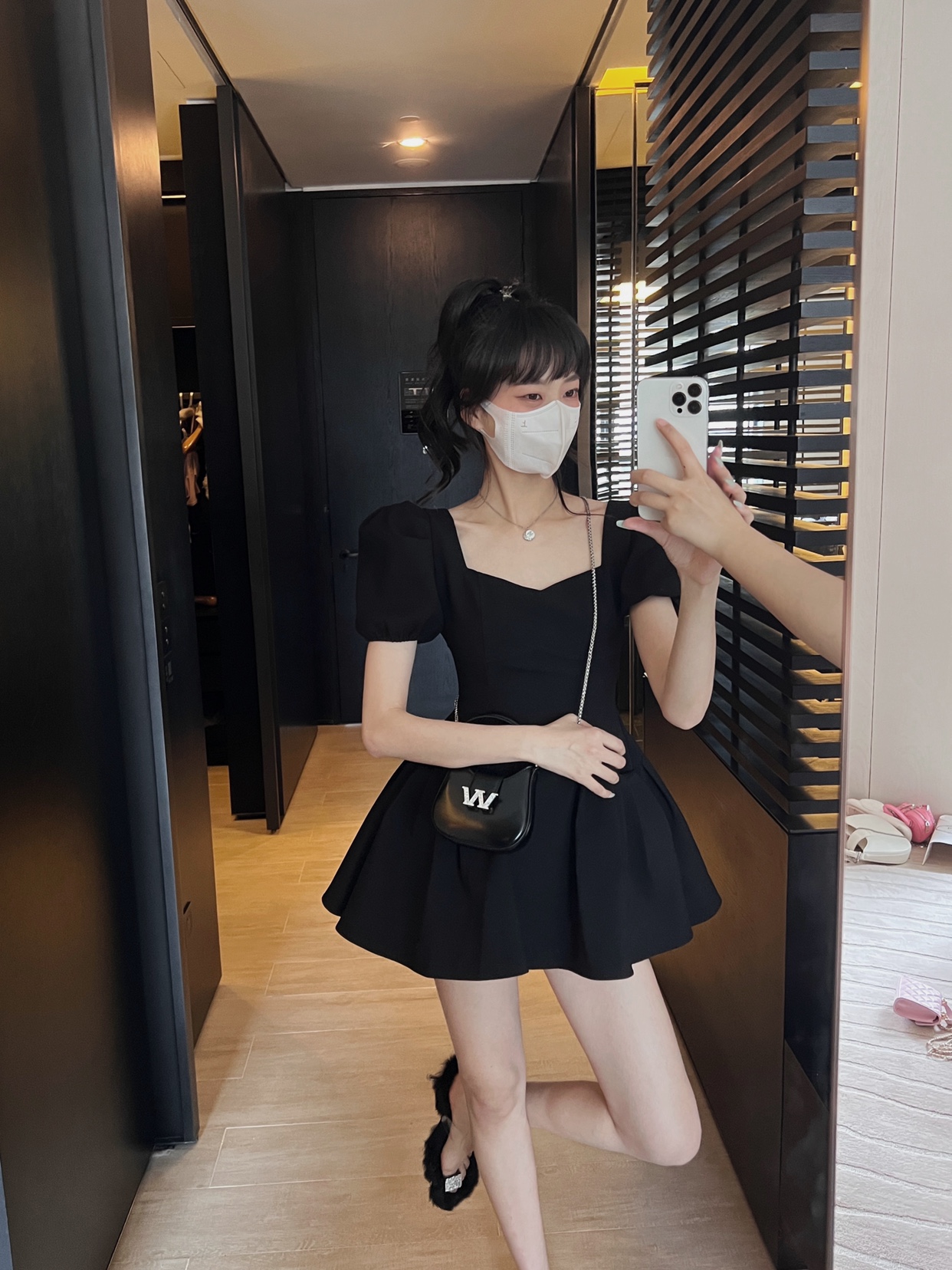 IN MIMIFACE 黑色泡泡袖连衣裙女夏2022新款收腰显瘦甜欲性感短裙