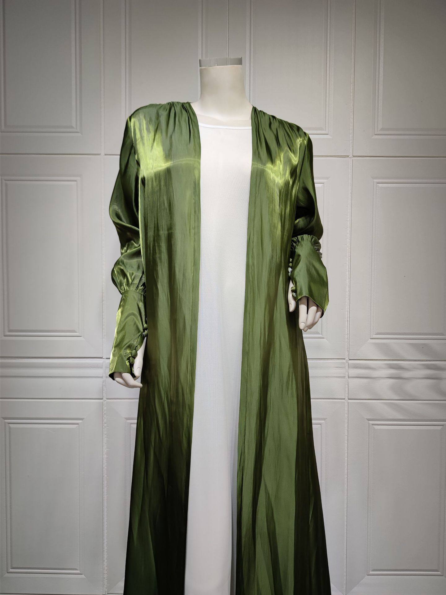 迪拜阿拉伯缎面开衫长袍女装沙特旅游防晒外套蘑菇扣子外披外穿新