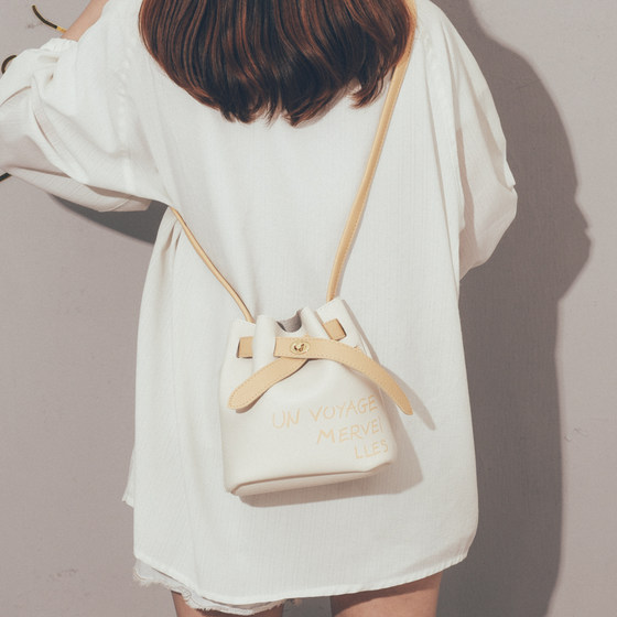 High Sense French Minority Bucket Bag 2021 Net Red Fashion Foreign Style Texture Messenger Versatile Net Red Bag High Sense French Minority Bucket Bag 2021 Net Red Fashion Foreign Style Texture Messenger Versatile Net Red Bag