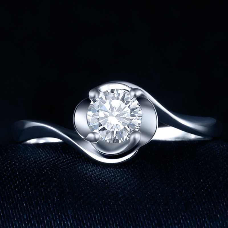 乐维斯简约四爪扭臂求婚结婚钻戒铂金30分50分手饰
