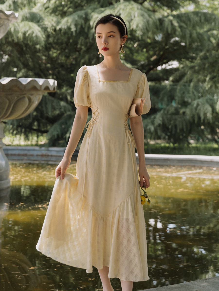法式复古少女淡黄色方领泡泡中长初恋连衣裙收腰连衣裙