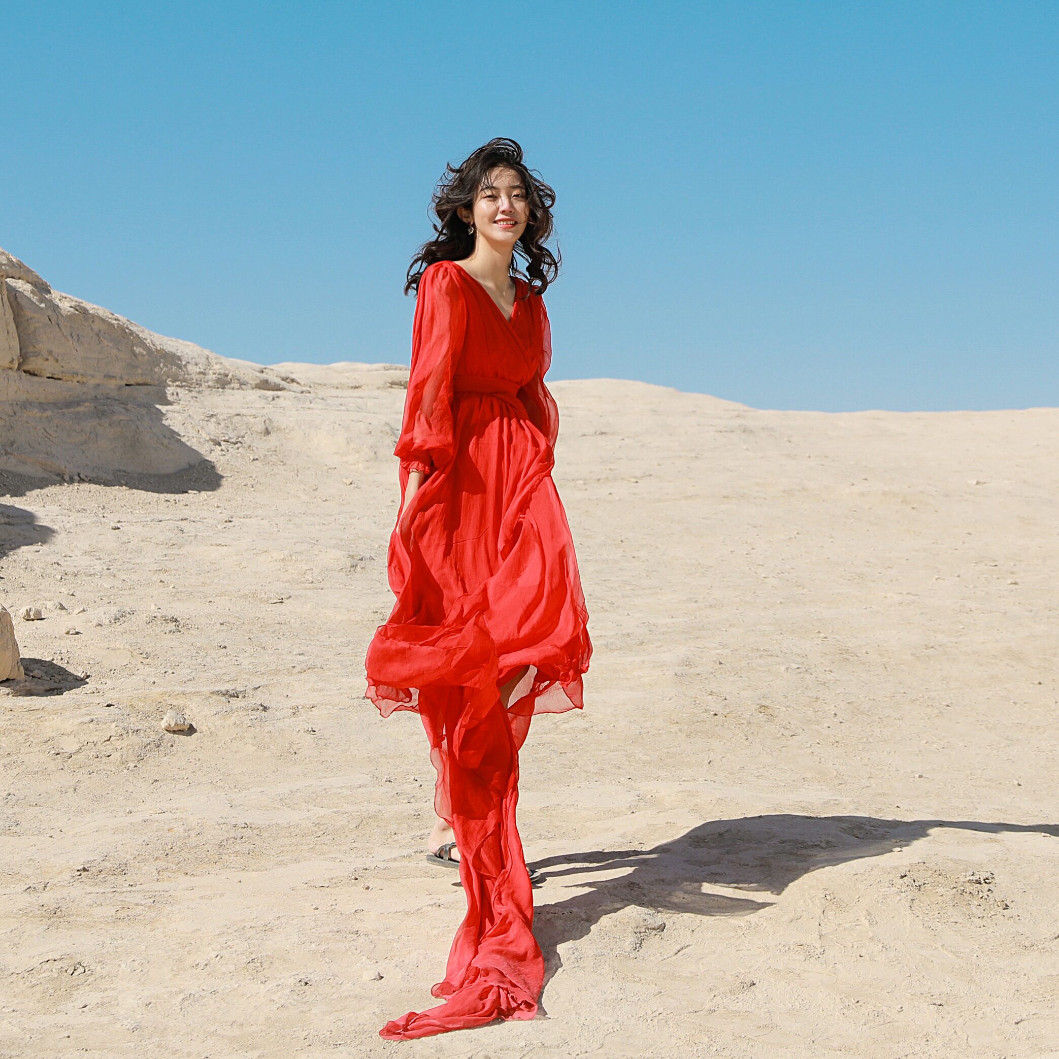 茶卡盐湖沙漠沙漠草草原云南旅游度假海边沙滩红色连衣裙