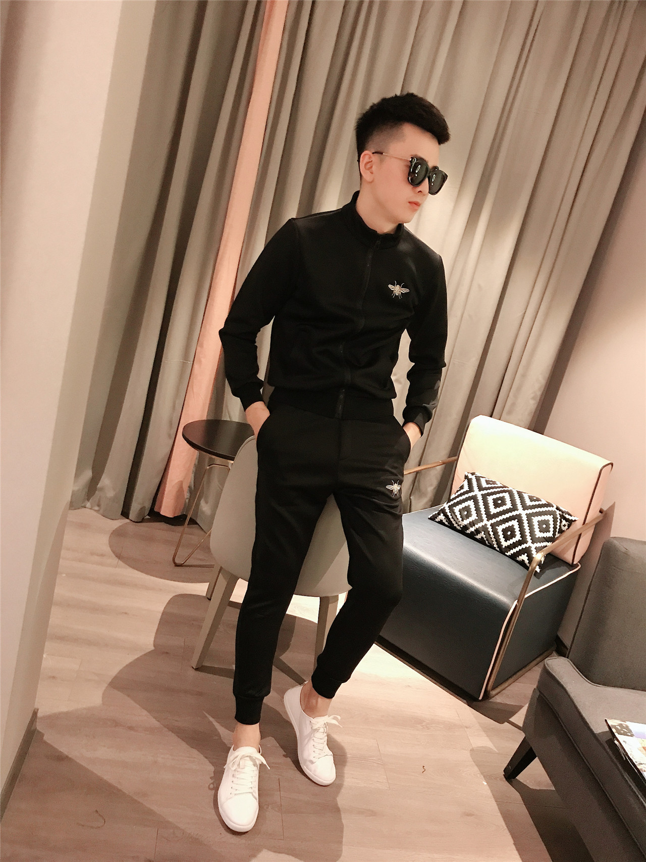 秋季立领休闲套装2020新款精神小伙蜜蜂刺绣休闲运动套装