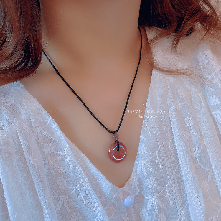 猫咪草莓晶项链女平安扣保平安吊坠日韩简约锁骨链气质招桃花颈链
