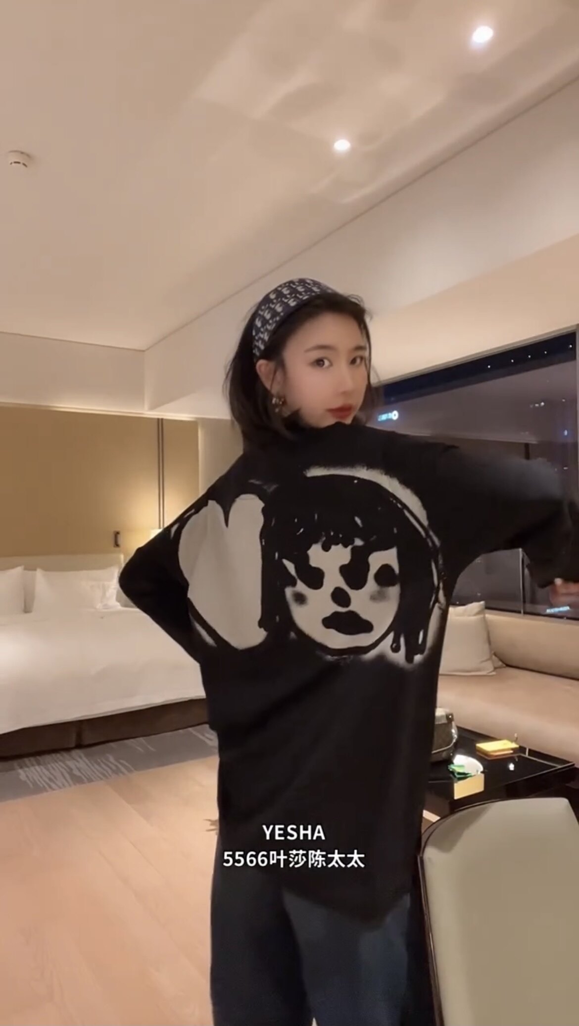 5566叶莎欧洲站2022春夏新款陈太太潮人字母黑色t恤女长袖打底衫