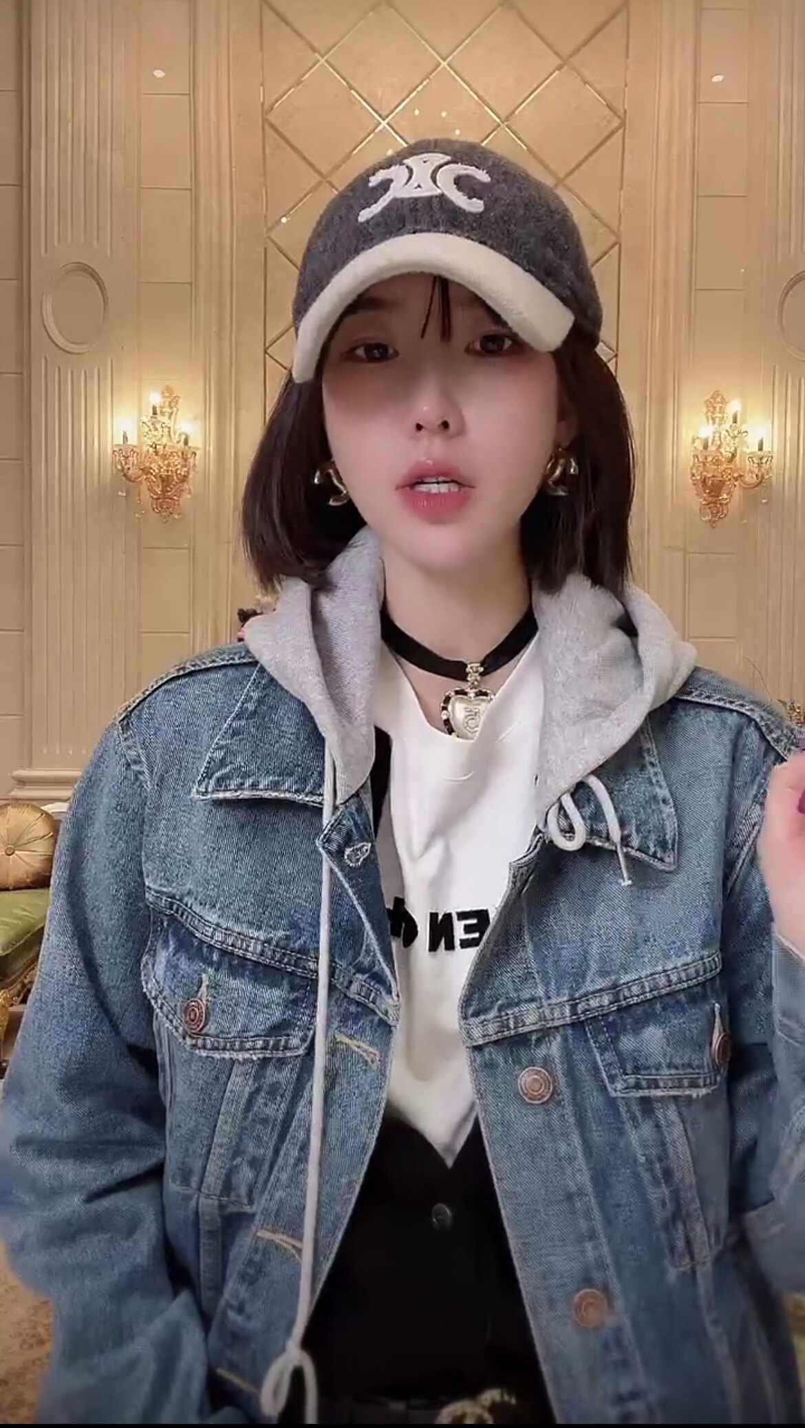 5566叶莎欧洲站2022春装新款陈太欧货灰色帽拼接牛仔宽松短外套潮