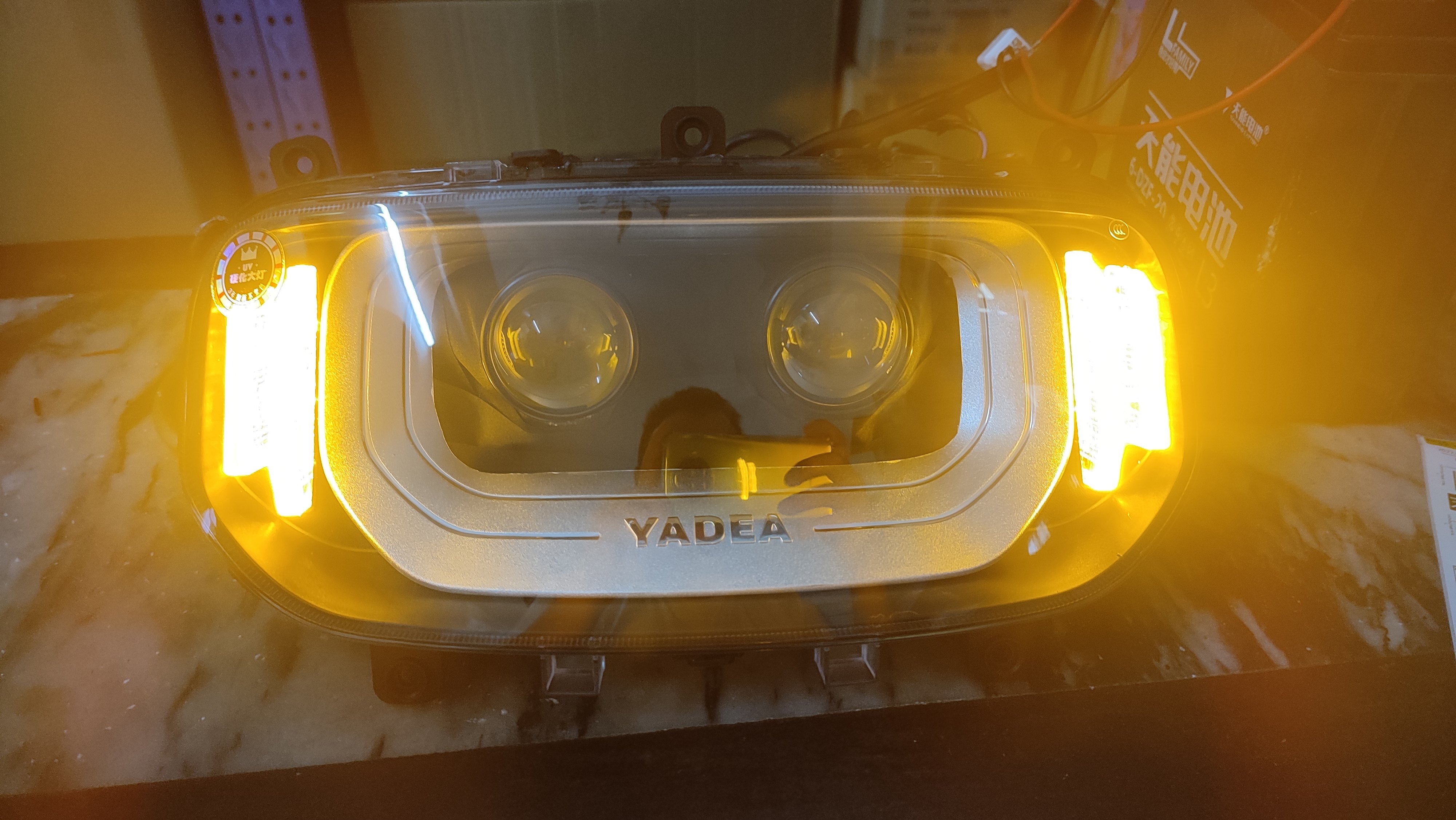 雅迪电动车e8前大灯总成改装led蜂窝透镜天使摩托车车灯