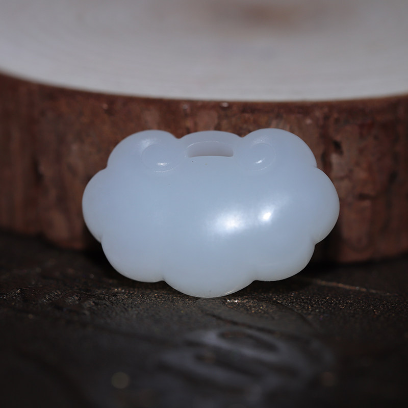 新疆和田羊脂白玉籽料玉锁宝宝挂件吊坠苏工颈饰