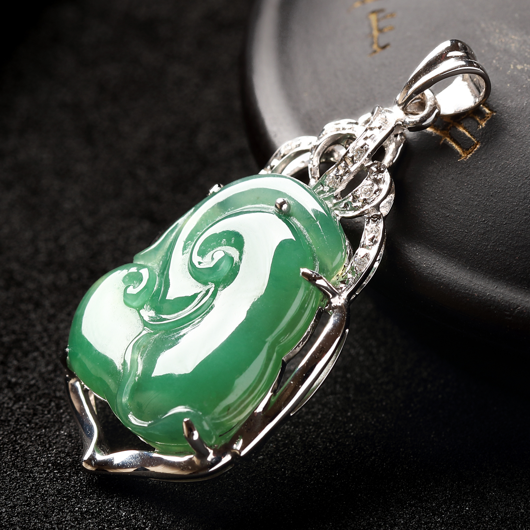 缅甸绿玉如意翡翠光阳坠荧货满天然项坠冰种颈饰