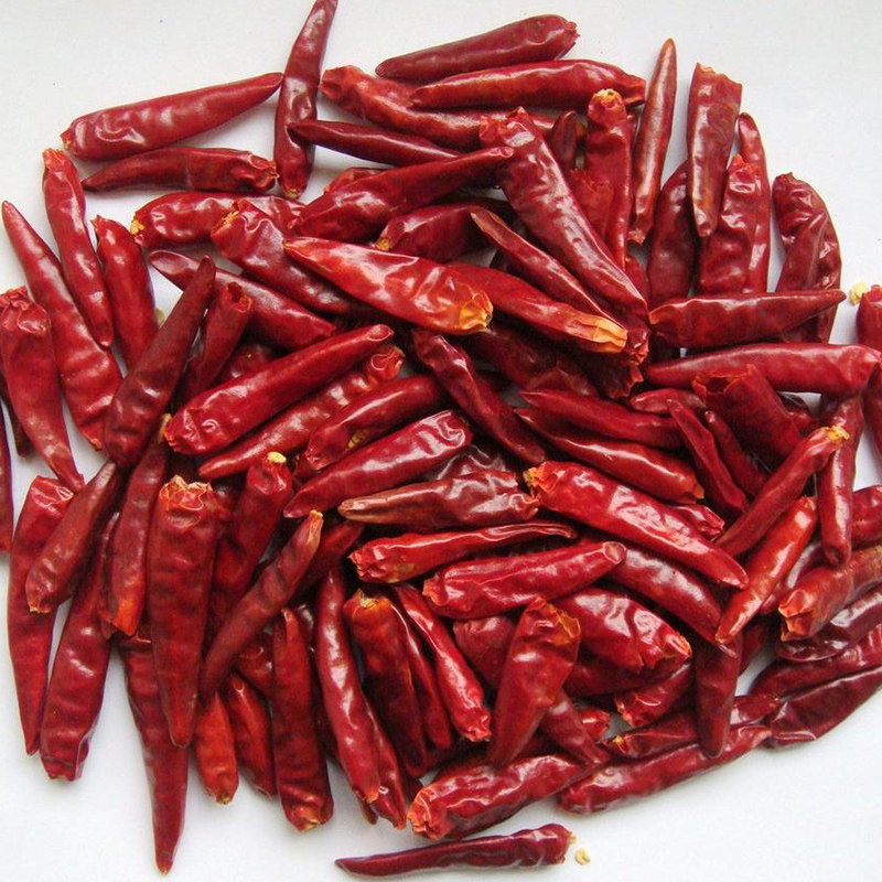 3,干辣椒剪成小段备用;2,姜,蒜切片,葱切段备用;1,将鸡洗净后切成2