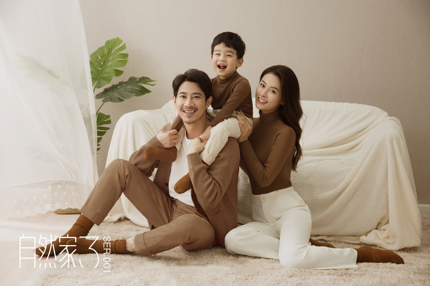 新款毛衣咖啡色拍照六口全家福摄影主题样片影楼亲子装