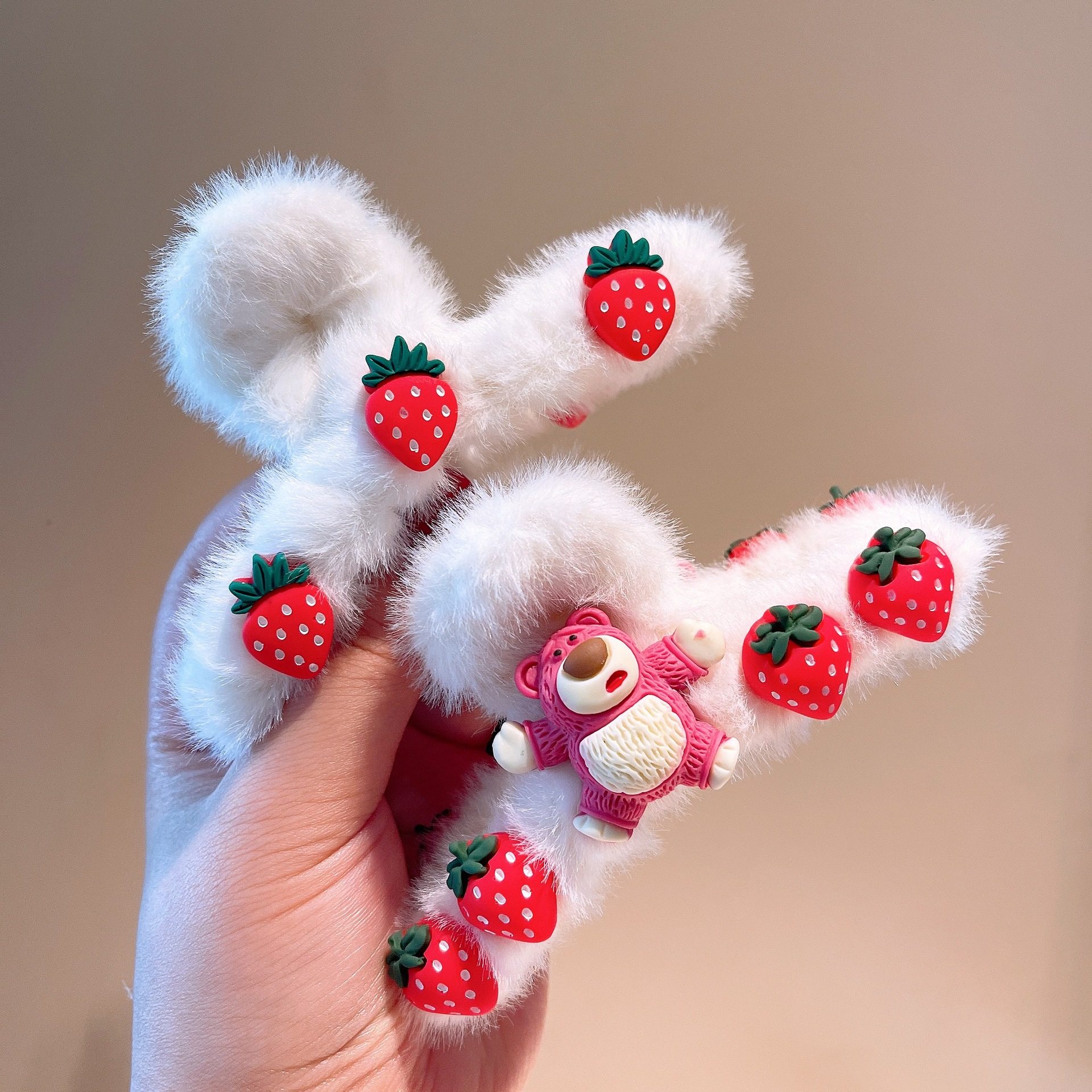 草莓熊发夹毛绒抓夹女秋冬后脑勺大号卡网红2021年新款可爱高级感