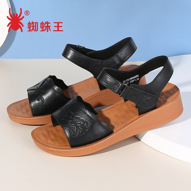 凉鞋蜘蛛王坡跟平底中老年人皮软鞋真妈妈透气夏透气时装凉鞋