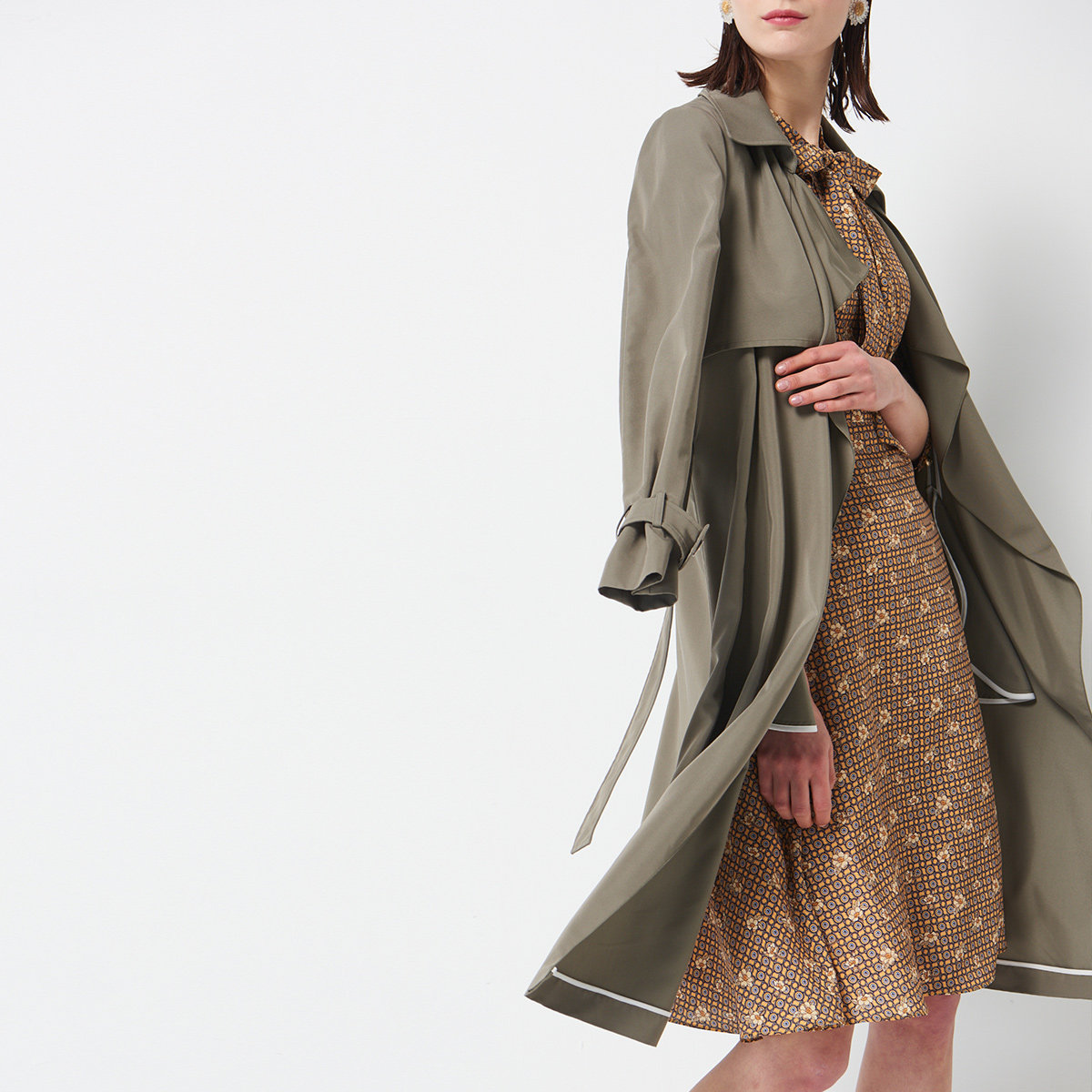 scofield女装2020春夏新款纯色方领荷叶门风衣