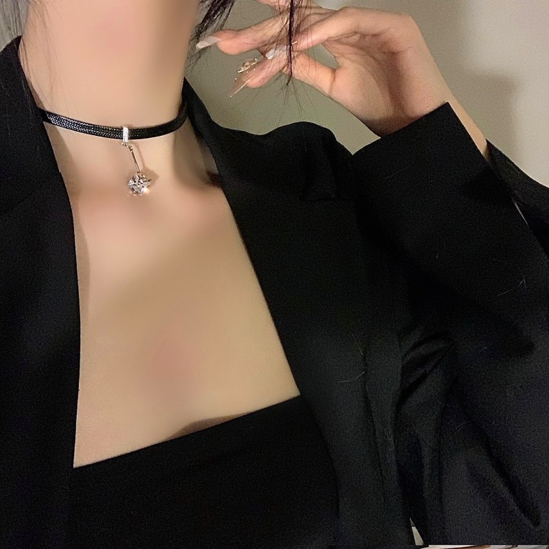 黑色皮绳项圈小众脖子配饰甜酷项链女颈带饰项链