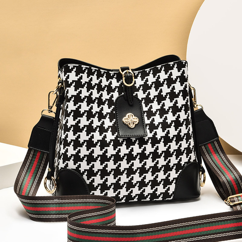 大东官方旗舰店正品品牌2022新款女包哈优稻草人千黛名媛通用款女包