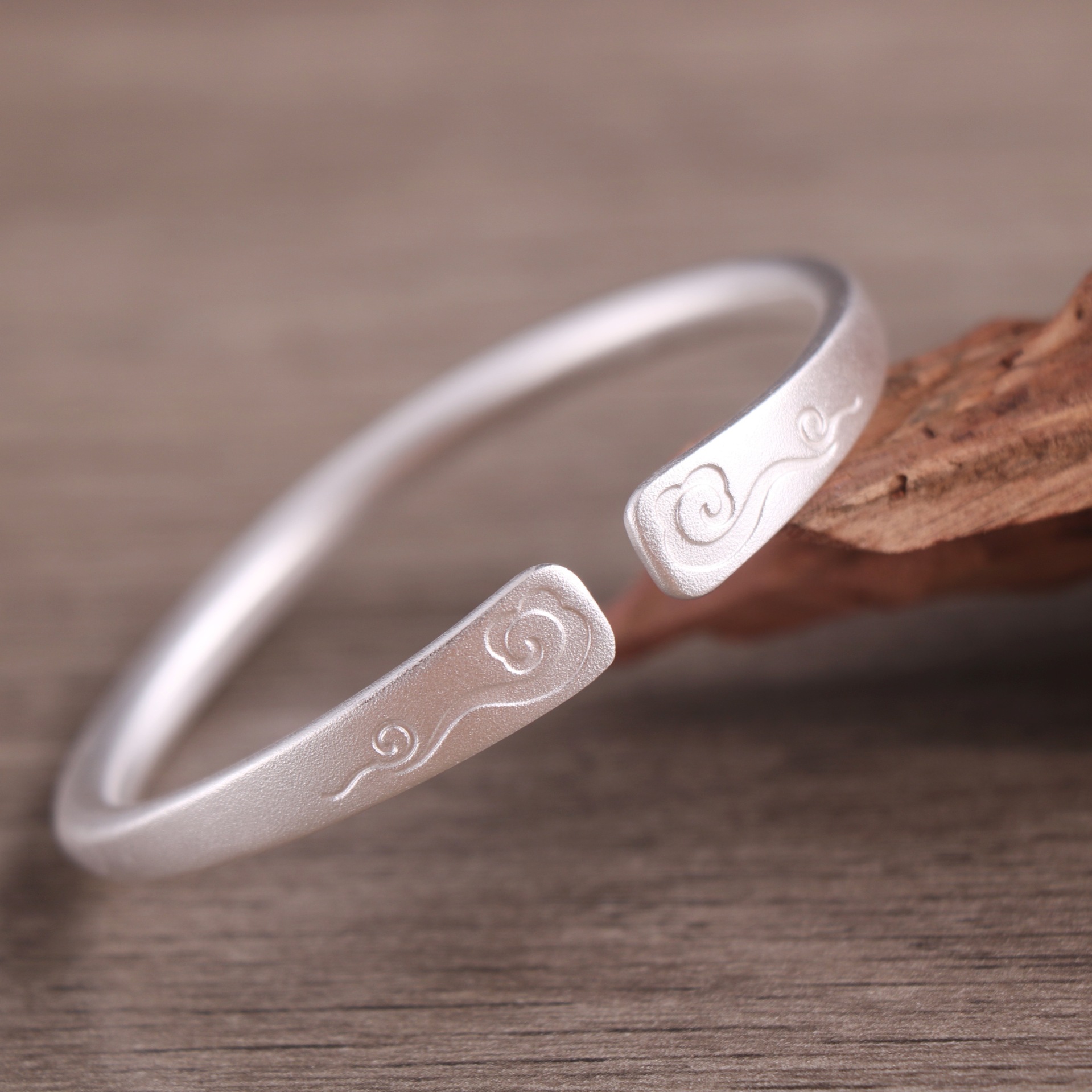 正品银手镯999纯银手女素圈纯银送朋友开口实心简约时尚风