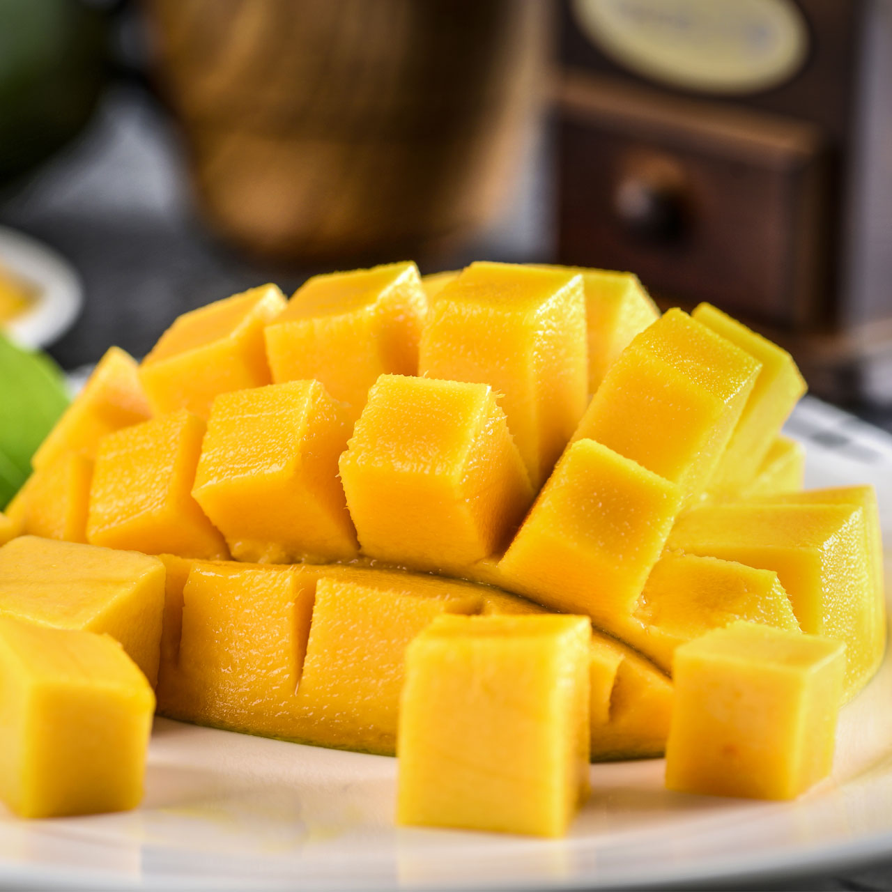 海南贵妃芒果新鲜当季三亚热带水果红甜心芒应季现摘整箱包邮5斤