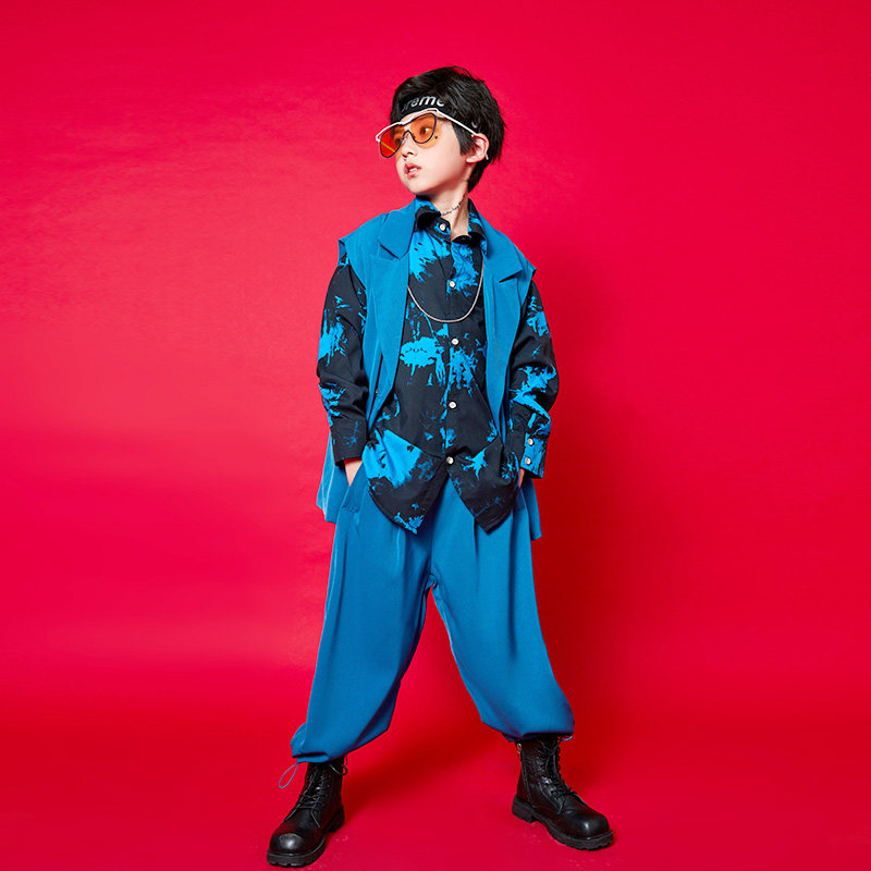 儿童模特国潮走秀潮服女童台潮时装男童帅气儿童演出服