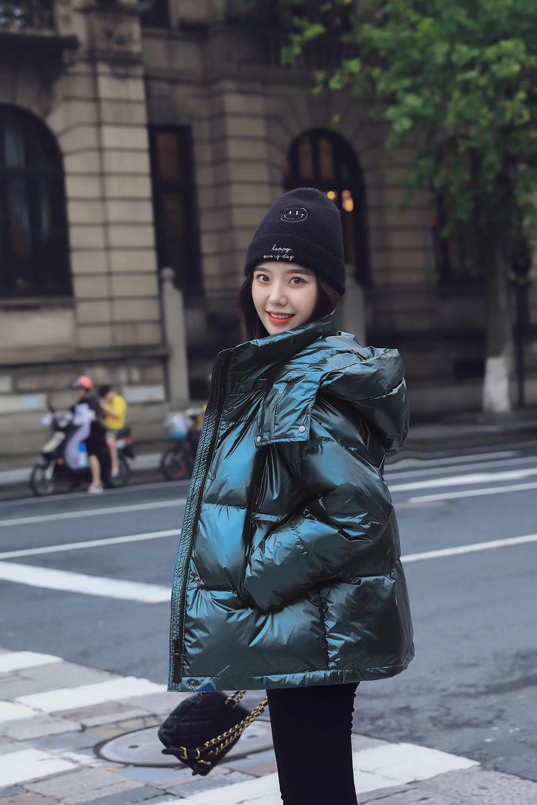 免洗亮面羽绒服女款短款亮皮2020年韩版时尚宽松羽绒服