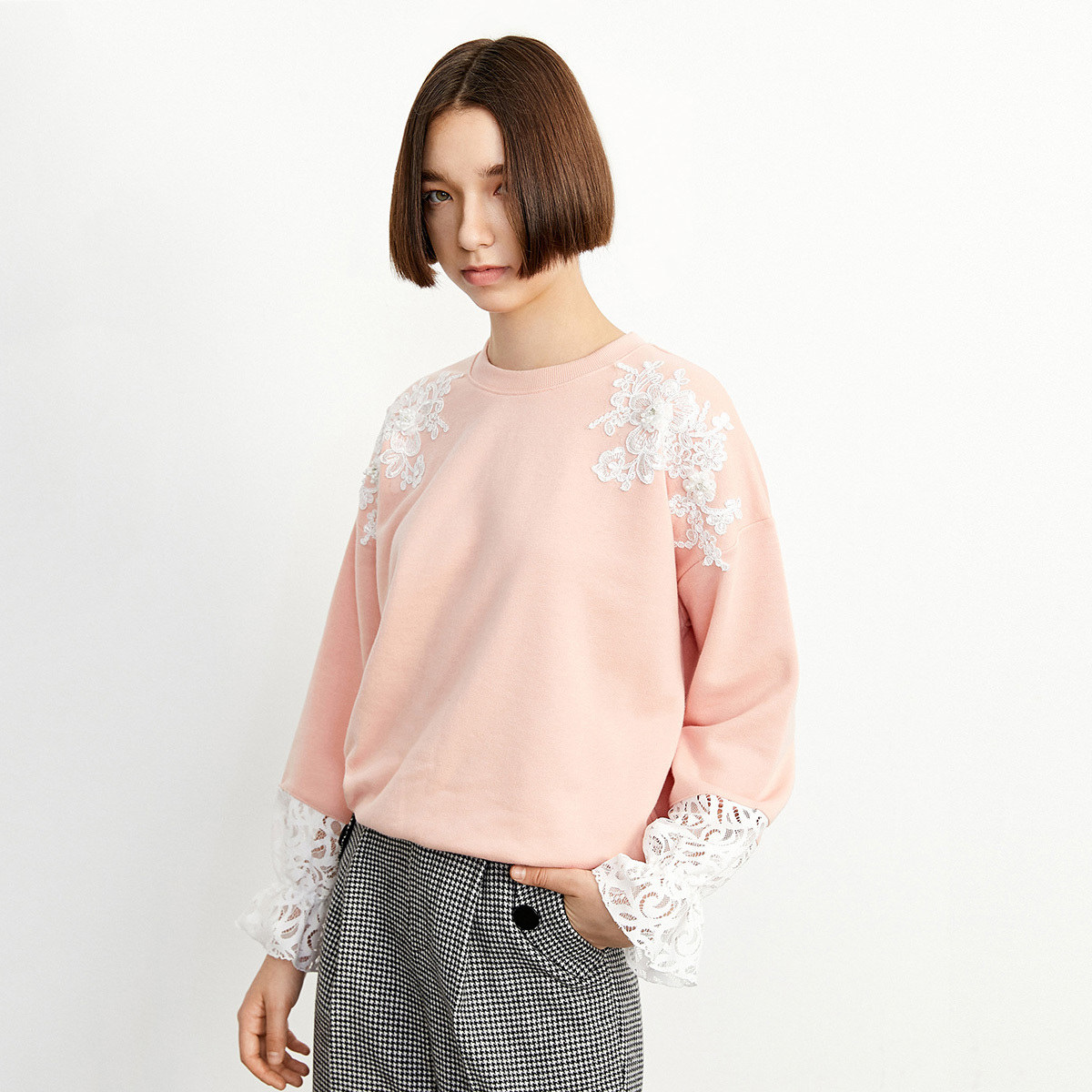 lily2020新款女装气质温柔蕾丝拼接设计宽松落肩卫衣