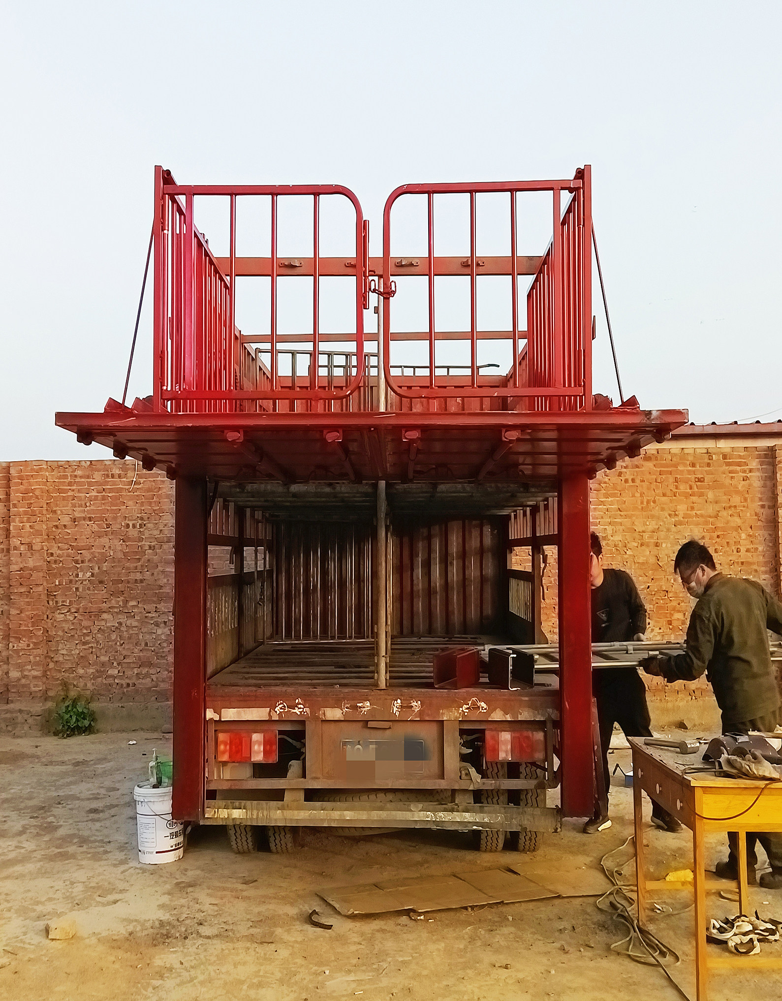 尾板猪笼高栏车改改装垂直升降拉猪生猪调运升降台