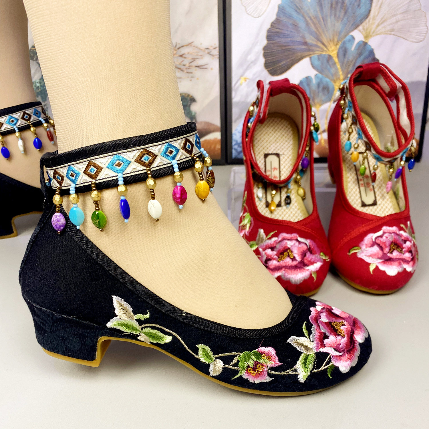 民族风女鞋老北京布鞋女款绣花鞋坡跟妈妈牛筋底软底单鞋吊坠鞋子