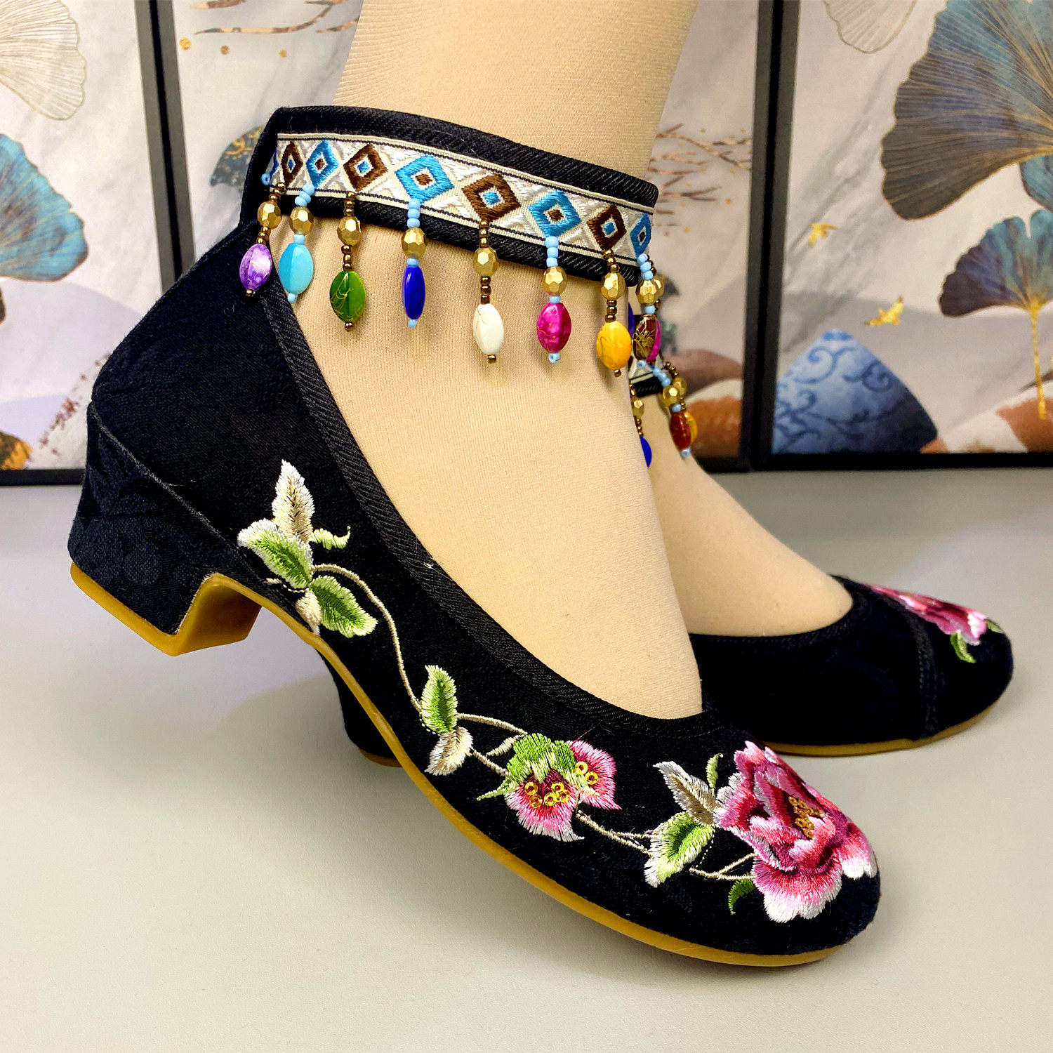 民族风女鞋老北京布鞋女款绣花鞋坡跟妈妈牛筋底软底单鞋吊坠鞋子