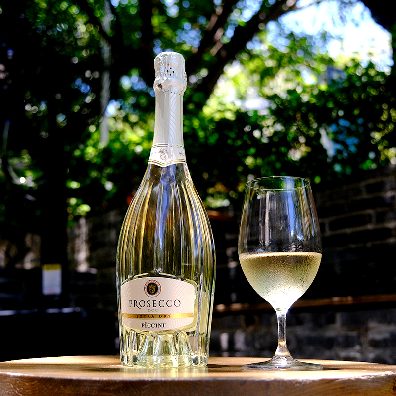 把国家酿成酒法国埃菲尔铁塔下摇晃的红酒杯德国慕尼黑狂欢的鲜酿啤