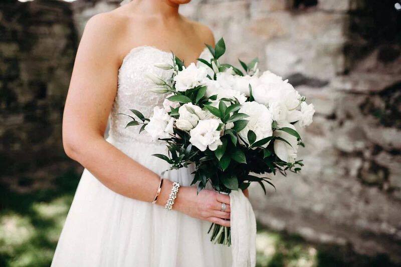 鲜花海南海口三亚同城速递婚纱照新娘结婚手捧鲜花速递同城