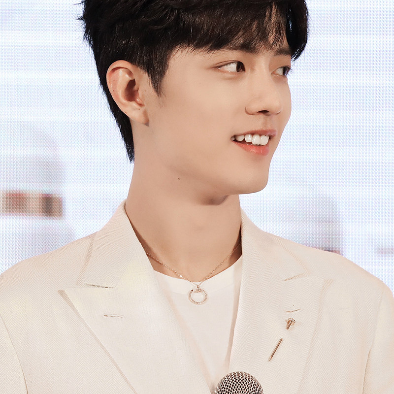 项链肖战同满天星钛钢时尚卡家大圆圆饼吊坠镶钻18k项坠