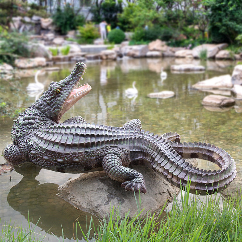 玻璃钢仿真鳄鱼雕塑户外动物园池塘水池草坪园林景观摆件