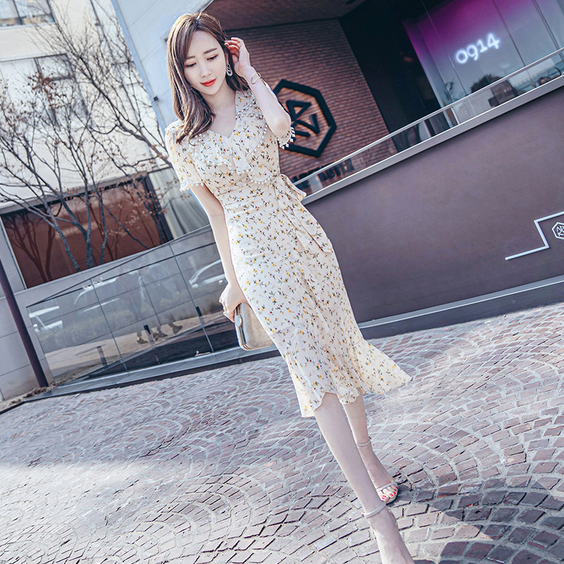 夏季2022新款女气质短袖仙女裙V领中长款系带收腰碎花雪纺连衣裙