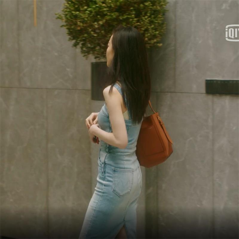 流金岁月倪妮朱锁锁明星同款牛仔吊带裙收气质包臀连衣裙