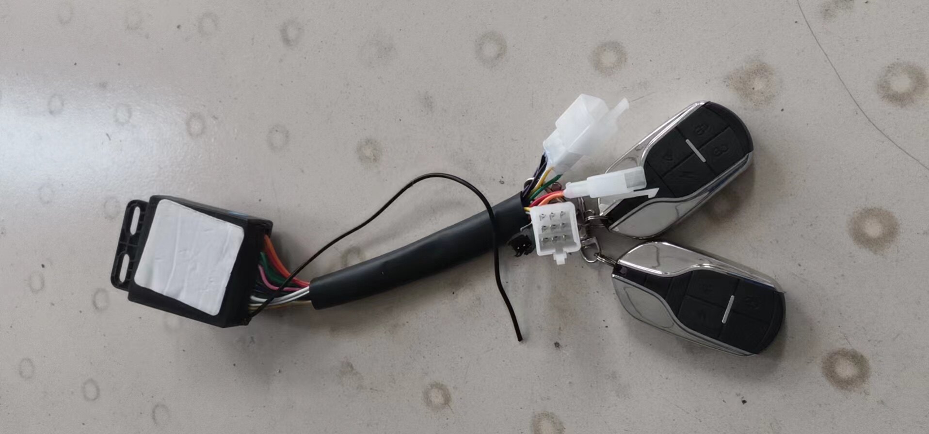 东威配件电动三轮车中控锁防盗器报警器四轮电动车中控锁