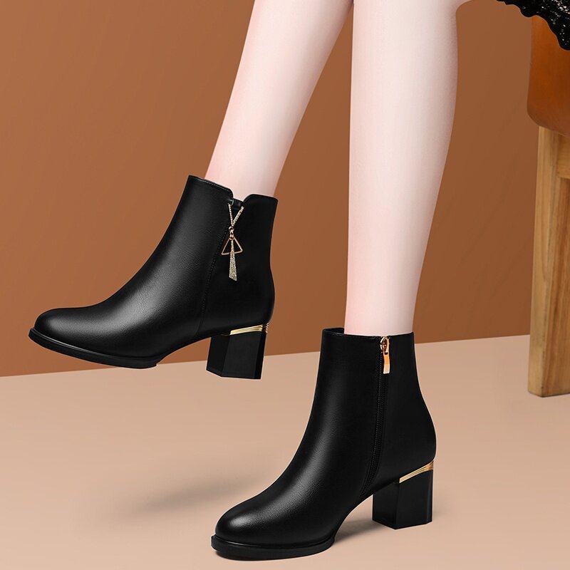 黑色短靴女秋冬季2020新款加绒保暖冬天的皮鞋妈妈配裙子粗跟靴子