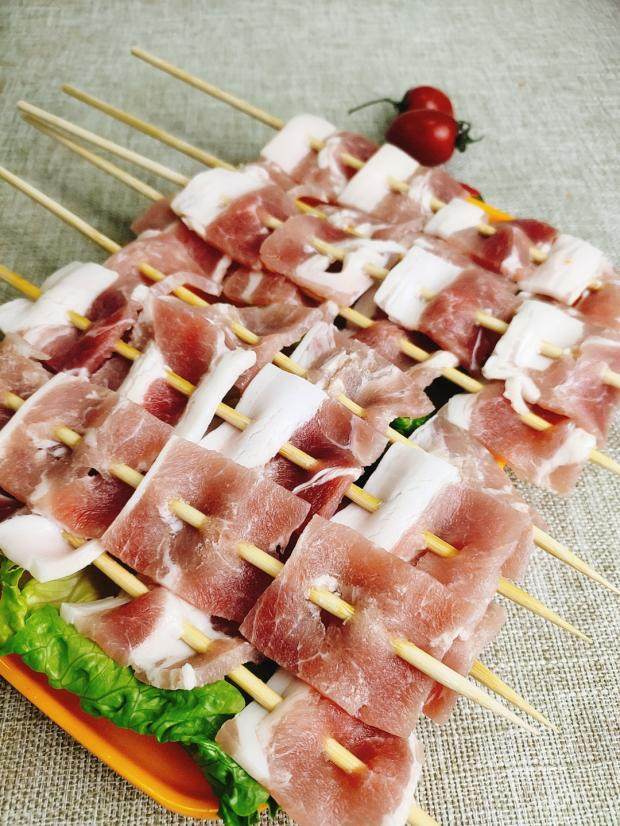 猪肉浩洋五花肉串烧烤油炸户外铁板20串烤串肉丸