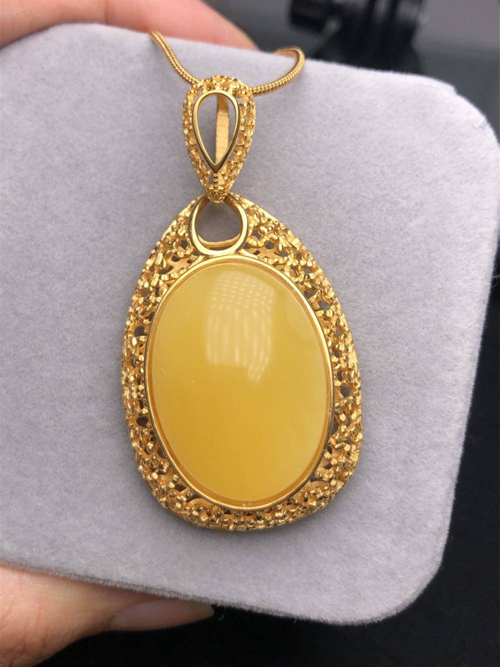 天然原矿蜜蜡吊坠款式漂亮满蜜俄料高性价比银镶颈饰