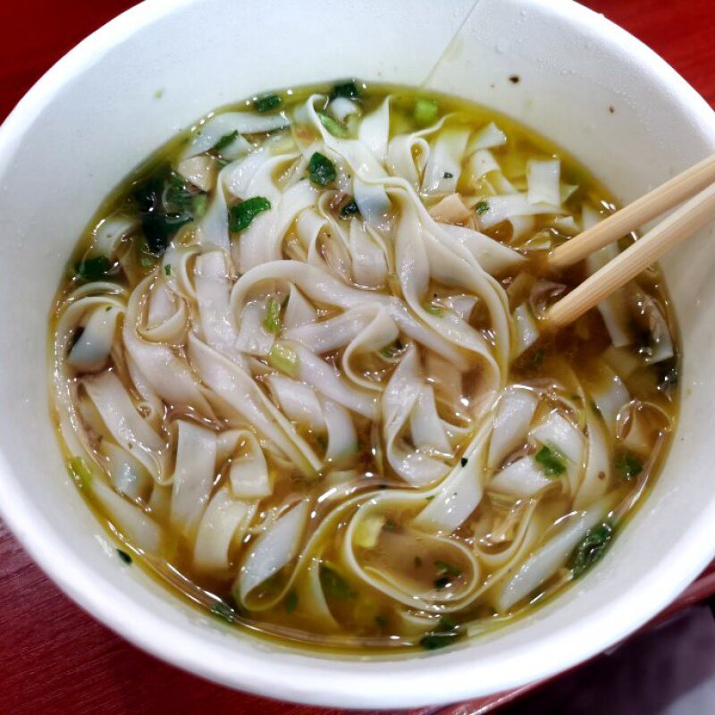 神宫泡椒牛肉河粉桶装油炸方便面免煮广东米粉冲泡方便面