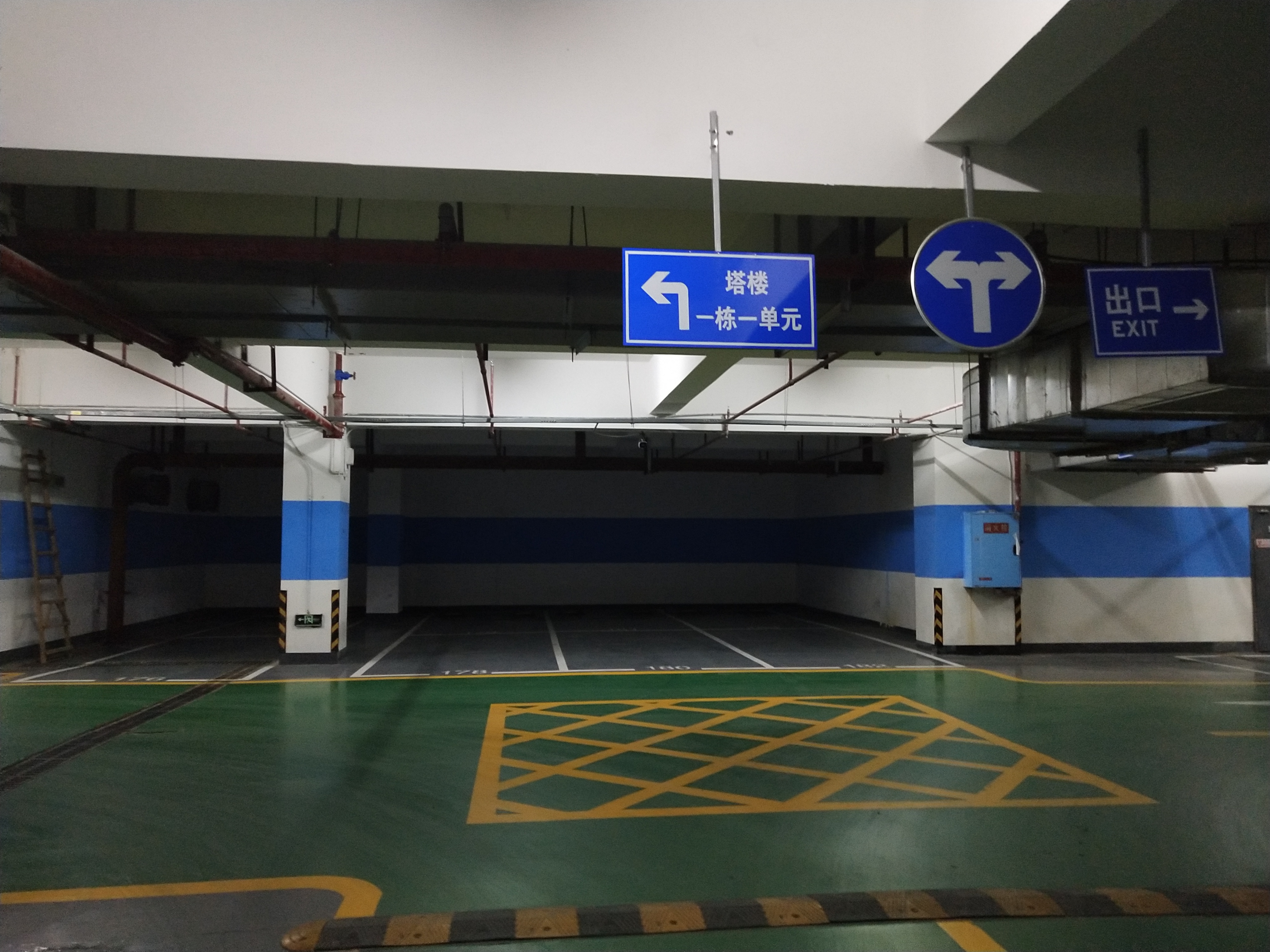 停车场指示牌地下车库标志牌铝板反光标识出口入口安全标志