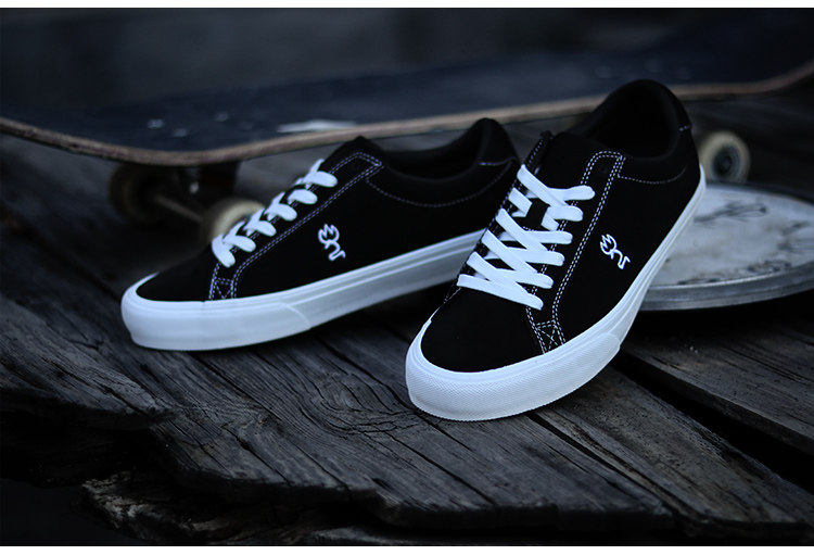 极路客黑白北斗星国产专业男女耐磨防滑减震皮革板鞋